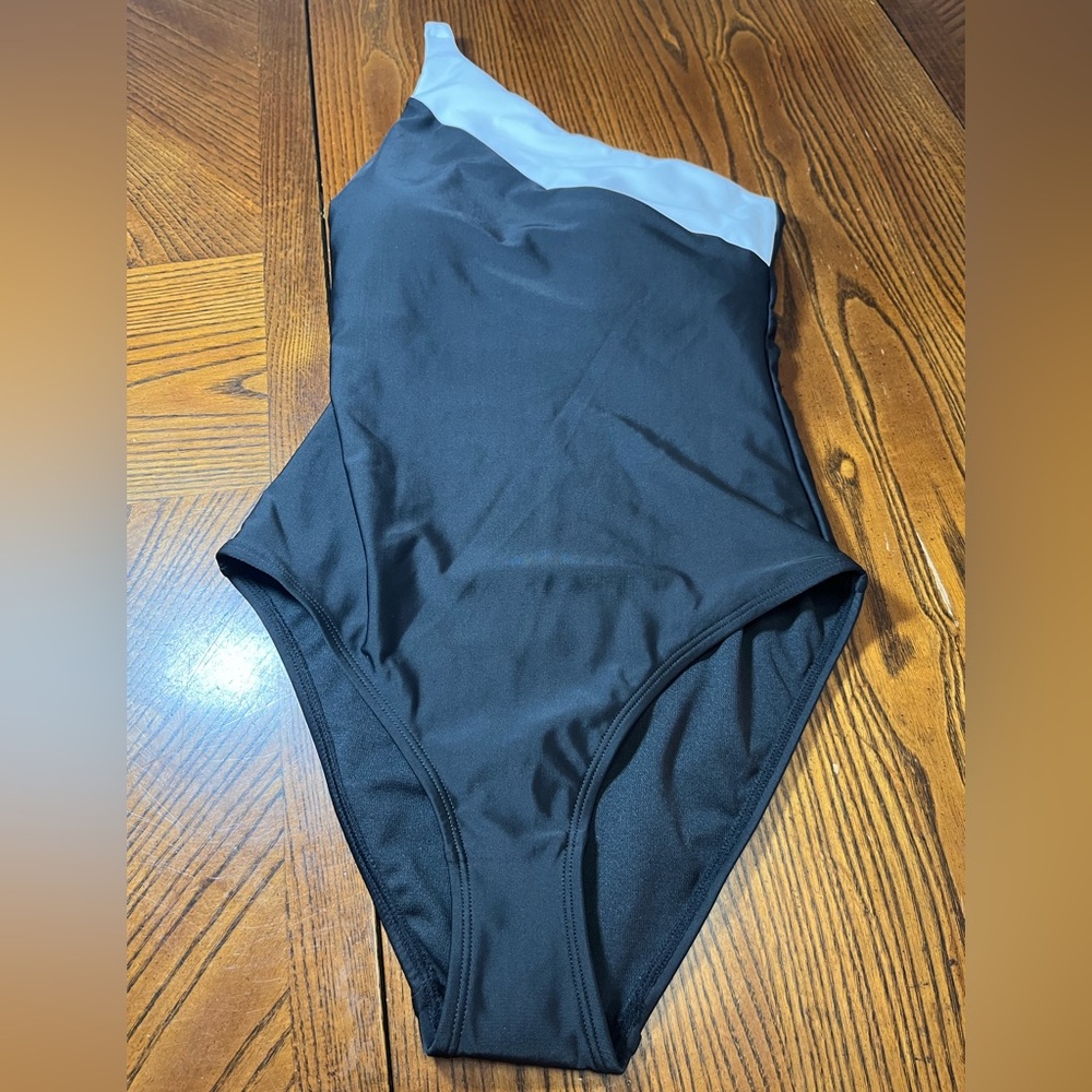 MEMBERS MARK ONE SHOULDER 1 PIECE SWIMSUIT. NWT. SIZE XS. UPF 50 SUN PROTECTION